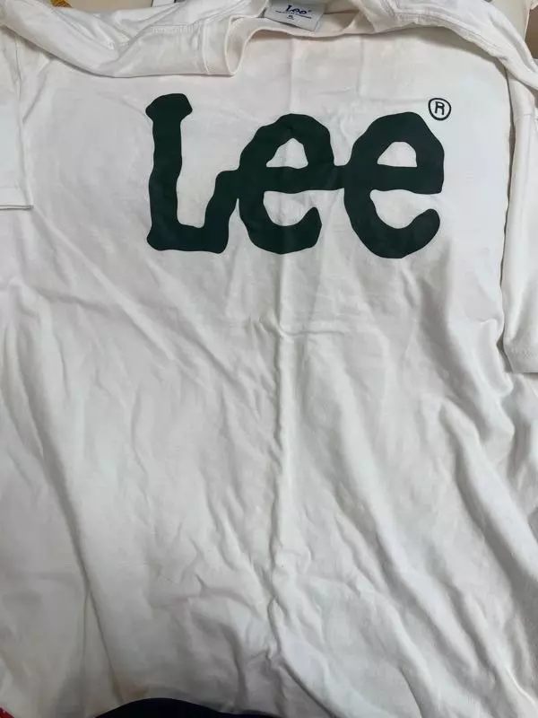 일단 너무 이쁘고 덩치가 있는 편인데도 잘 맞아서 좋았어요~~ 몇번 입고 나가서 사진이