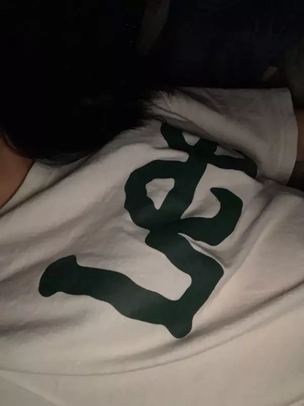 어깨가 넓은 편인데 어깨 봉제선이 딱 부각되는 부분에 있어서 어깨가 엄청 넓어보여요