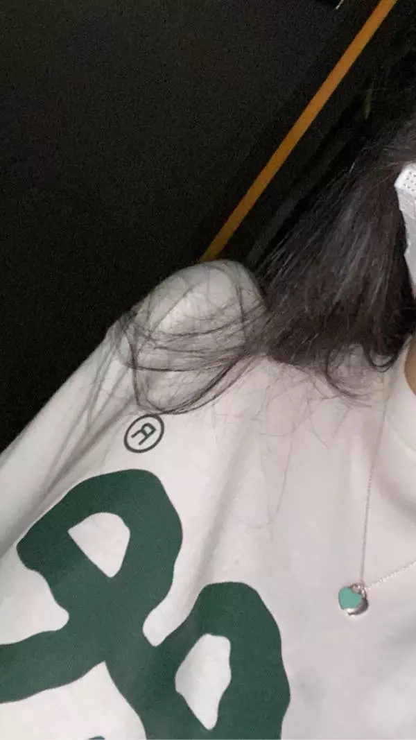 ㄴㅔ이비 색은 착용한 걸 많이 봤지만 그린컬러는 못 봐서 그린으로 샀는데 잘 산 것 같