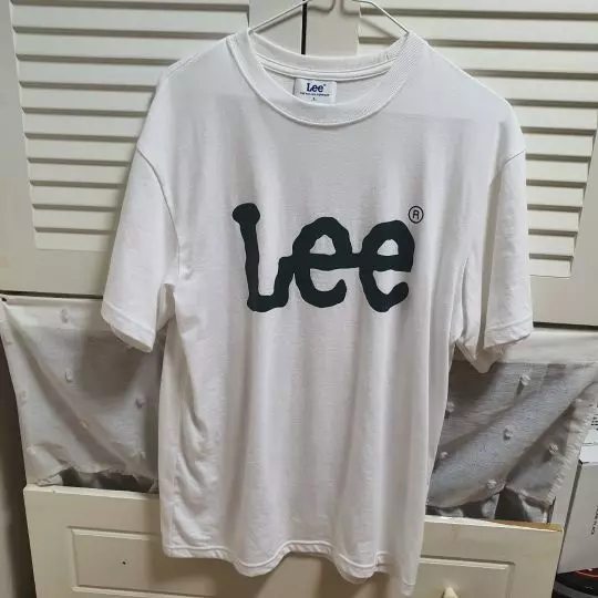 너무 예쁜 흰티!!! 로고 색도 너무 맘에 들고 트레이닝 바지랑 입어도 청바지랑 입어도