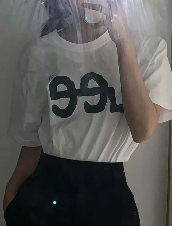 사이즈가 생각보다 살짝 크긴한데 예뻐요 무난하게 입기 딱 좋은 거 같아요