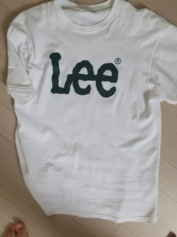 오버핏 반팔티에 로고가 아주 굿굿 다른 색도 살거 같아요!