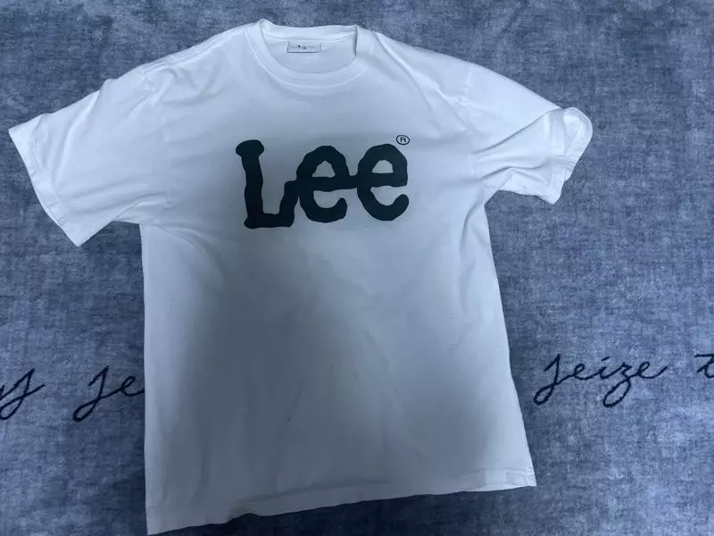 생각보다 얇은데 비침은 거의 없어요! 초록색 프린팅이 정말 예쁘고 크게 입는 거 좋아