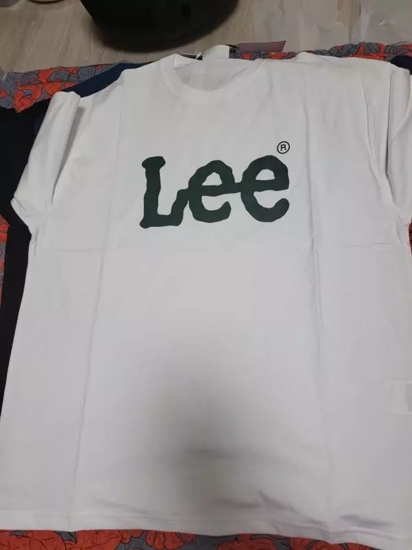 사이즈도 잘 맞고 배송도 빨라서 좋았어요 프린팅도 포인트 돼서 예뻐요