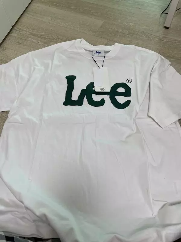 남자친구 선물로 샀는데 흔한 티셔츠라 일부러 로고에 색이 들어간 걸 샀는데 실제로 보