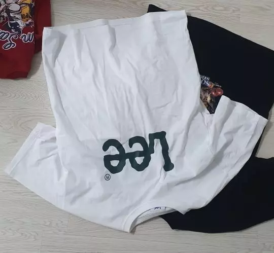 귀여운 이 빅로고 티셔츠입니다. 로고가 다했네요