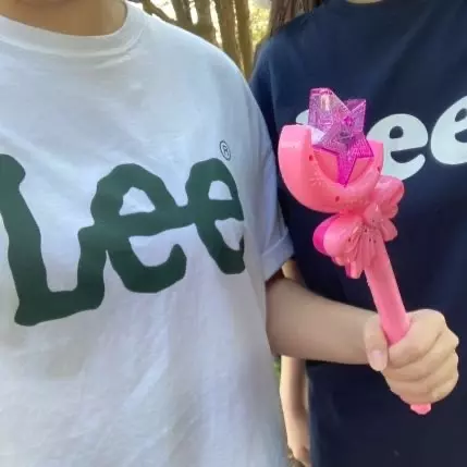 체대날 입고 다녔는데 로고 너무이쁘고 만족합니당 근데 라지 넘무너무너무 커요 ㅠㅠ 