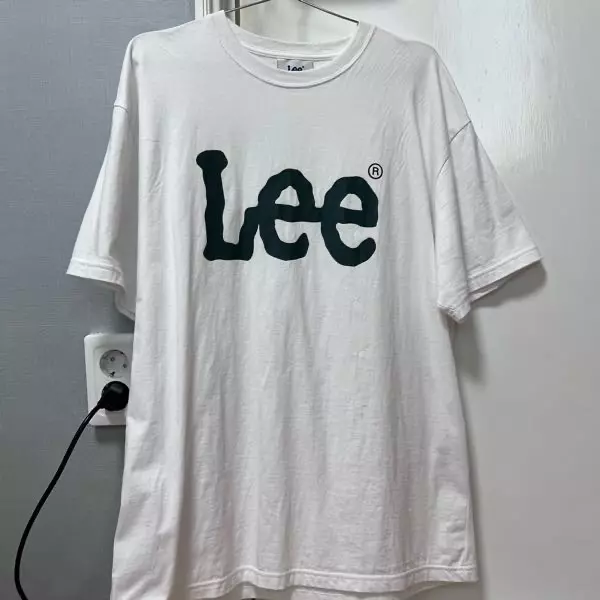 세탁기에 한번 돌렸는데도 목 늘어남이 없어요! 얇아서 여름에 잘 입고 다닐 것같아요~