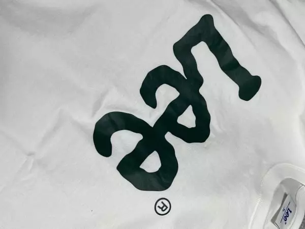 일단 기본 티로서는 너무 마음에 듭니다 ㅎ사이즈는 좀 오버핏인 거 같아요! 한사이즈 