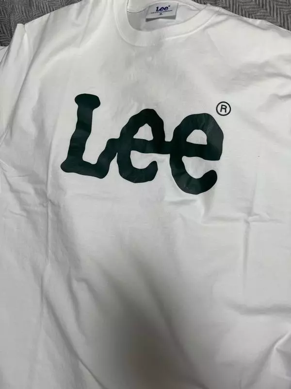 일단 기본 티로서는 너무 마음에 듭니다 ㅎ사이즈는 좀 오버핏인 거 같아요! 한사이즈 