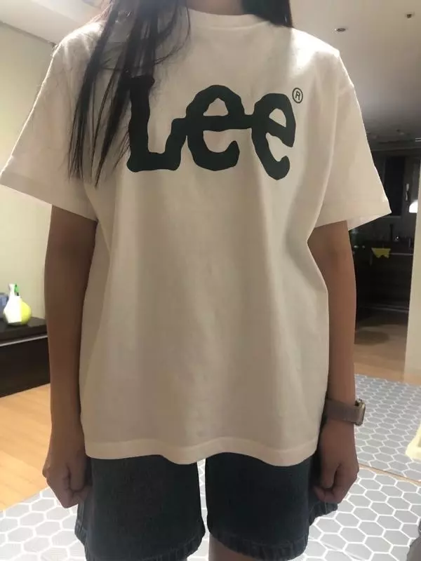 로고가 뚜렷하고 커서 맘에 듭니다시원한 재질 한철 잘 입을 듯 해요