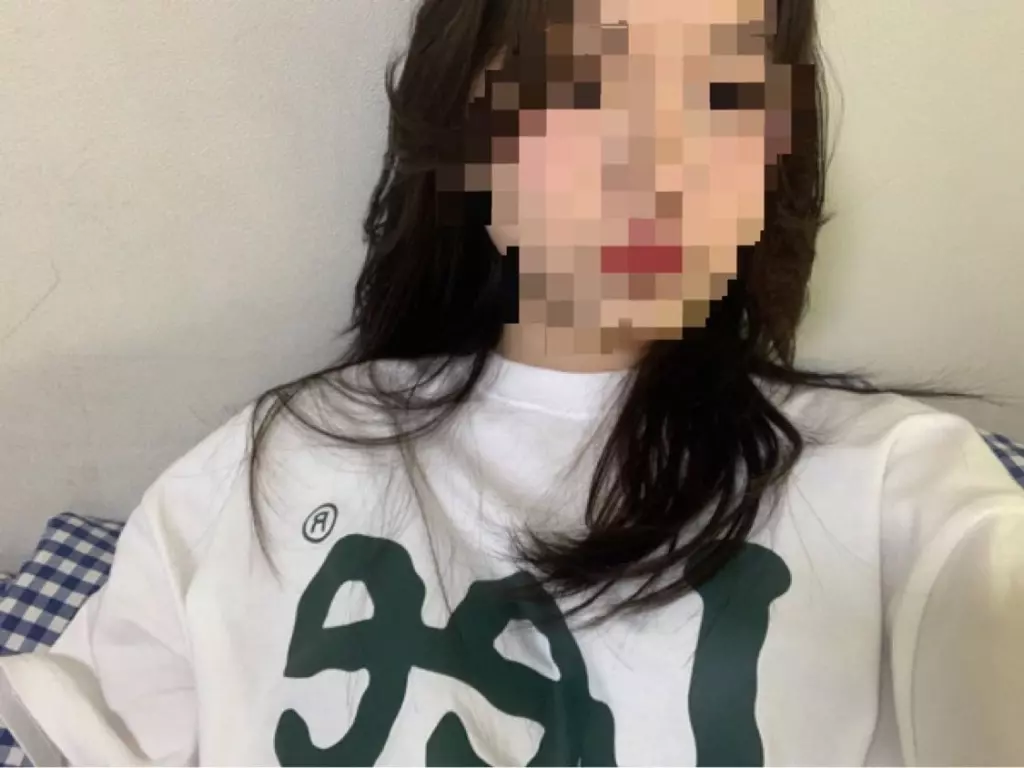 너무너무 이뻐요!!!!! 요즘 초록색에 빠져서 이색 샀는데 이 색깔 사기 잘한거 같아요!