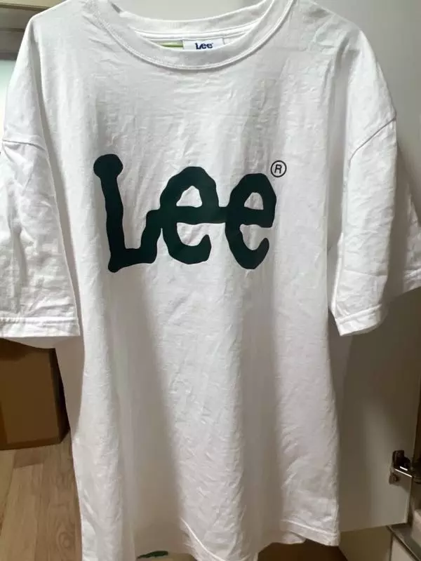 옷이 쫌 흐물흐물해서 금방 해질듯한느낌이에요 근대 일단은 깔끔하니 이뻐서 좋습니다