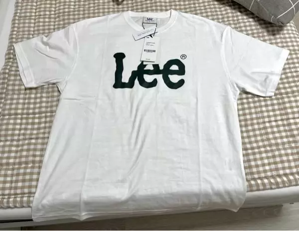 무난하게 입을 수 있는 깔끔한 디자인입니다 ㅎㅎ 사이즈는 생각보다 박시한데 핏이 예