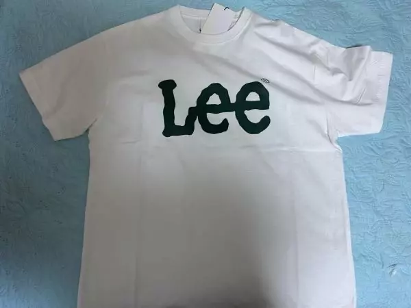 너무 두껍지도 않고 얇지도 않아서 한여름에도 잘 입을 거 같아요