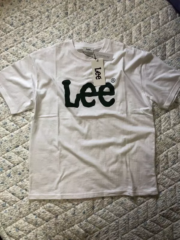 기본 흰색티가 없어서 구매했어요.기본적으로 어깨선이 길고 폼도 크고 기장도 살짝 길