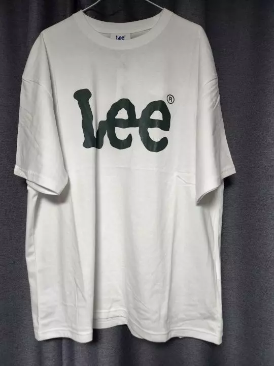 얇아요 비침은 있을거 같은데 로고로 민망한부분에 눈길이 안가서 괜찮은듯