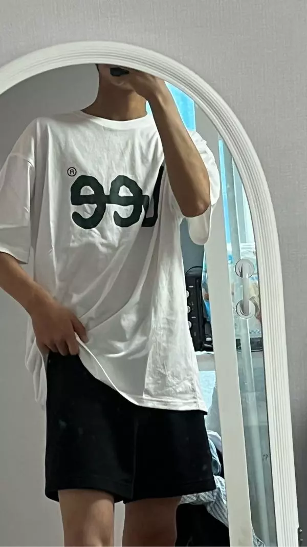 너무 예뻐요초록색이나 검은색 바지랑 같이 입으면 찰떡