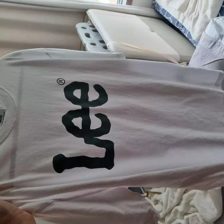 색감도 이쁘고 폰트도 이쁘고 자주 입을것 같아요