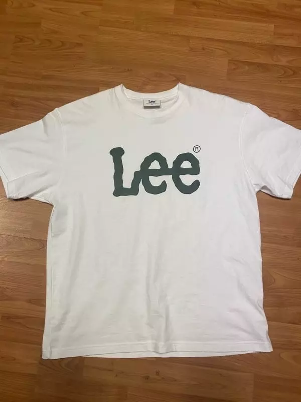 티셔츠 예쁘고 색깔도 맘에 들어서 좋네요 약간 오버핏이에요