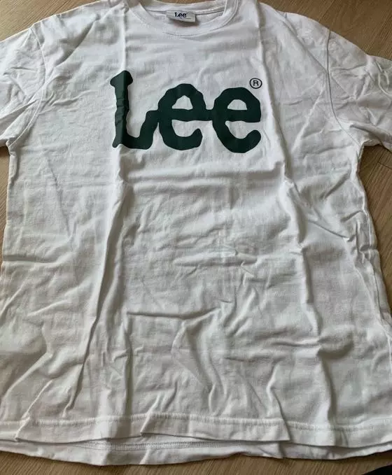 저한테는 되게 짧아서 아쉬웠어요 ㅠ 궁뎅이 가려지는 길이를 원햇는데 안 가려져여 ..