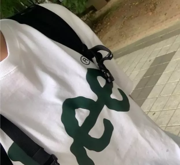 되게 깔끔하고 데일리로 가볍게 입기 좋아요 그냥 편하게 잘 입고 다닙니다