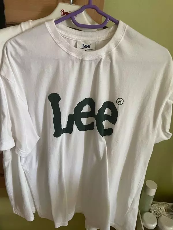 옷 엄청 편하고 디자인도 엄청 예뻐요 나중에 또 구매할거 같아요