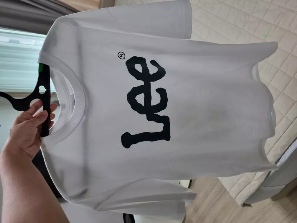 박시하게입으려고 구입했는데 상당히 박시하고 길이가 많이길어요~ 그래도 스타일있게입