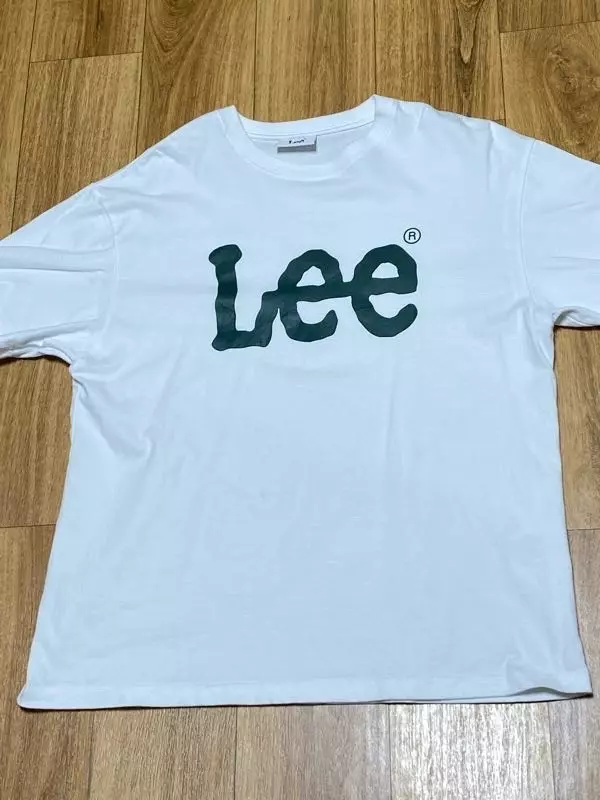 옷 재질도 좋아서 잘 입고 다닐 것 같고 로고 색깔이 예뻐요