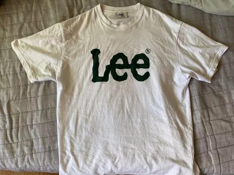 옷은 진짜 깔끔하니 이뻐요 근데 옷이 좀 흐물흐물 해서 오래 입진 못할거같은 느낌이네