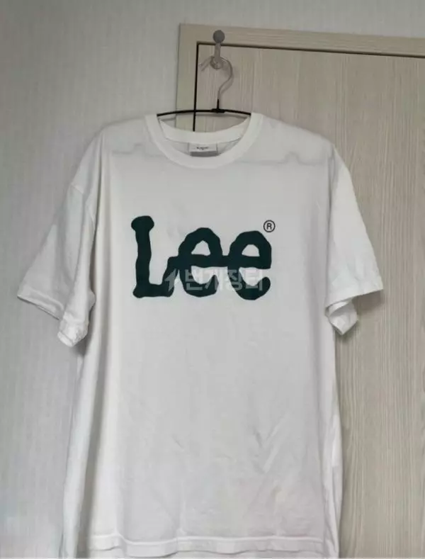 예쁘긴 한데 입었을 때 생각보다 커서 놀랬어요 몸이 좀 커 보여서 아쉬웠어요 ㅠㅠ