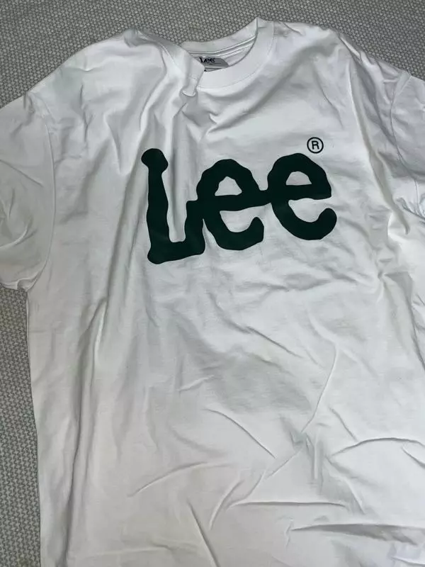 형광끼 조금있는 흰색티셔츠입니다 큰 로고가 귀여워요