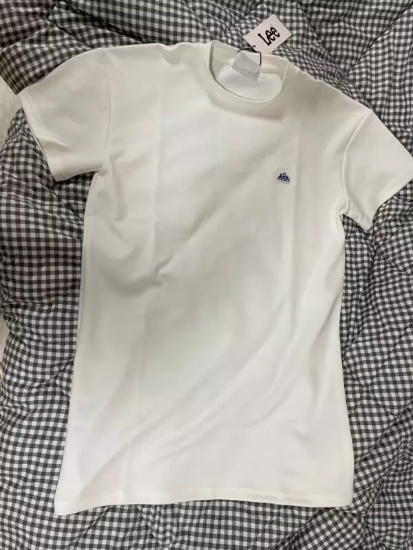 재질이 생각보다 몸에 안 붙는 재질이라여름에 시원하게 입을거 같아요 !