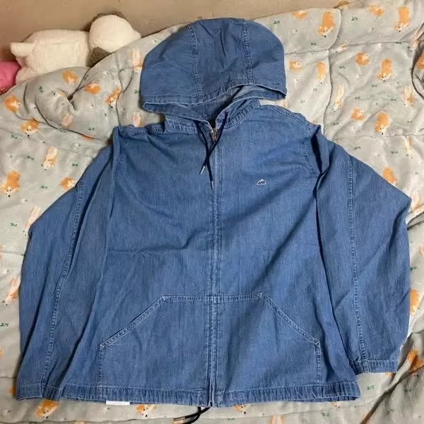 일단 얇은거 알고 사서 괜찮은데 진짜 그냥 청남방정도로 얇은데 색이 그냥 오져요 취저