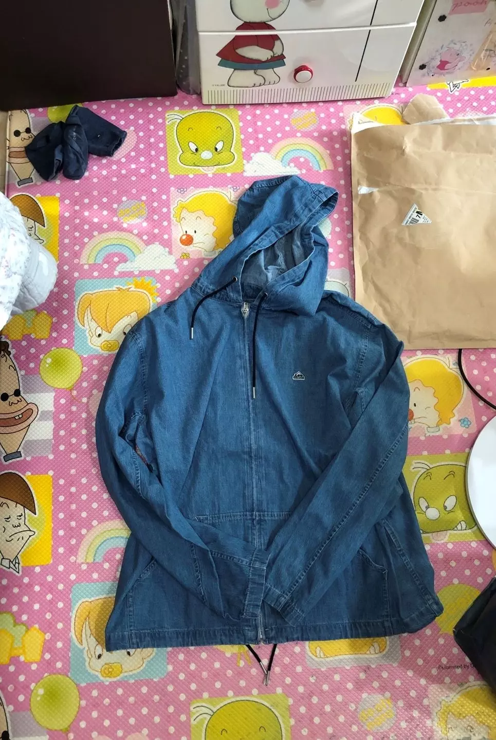 색감이 진하지도 연하지도 않아 매우 마음에 듭니다 옷감도 부드럽고 무게도 가볍습니다