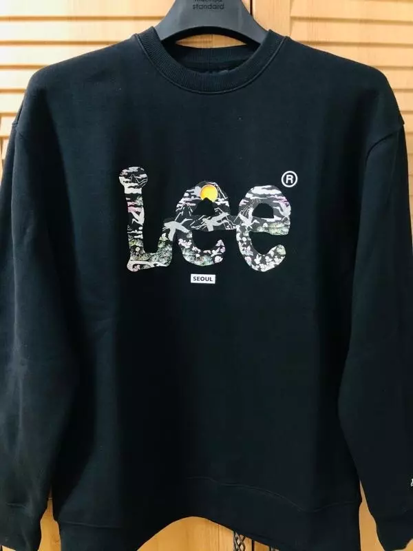 자수 너무 이쁘네요 라지로 했으면 오버핏으로 됬을거같아요 잘 입겠습니다 :)