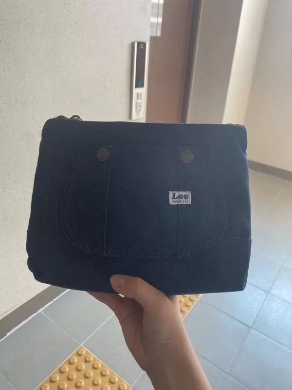 일단 많이 넉넉하게 들어가서 좋아요 화장품도 넣고 다니고 학교 다닐때는 필통에 다 안