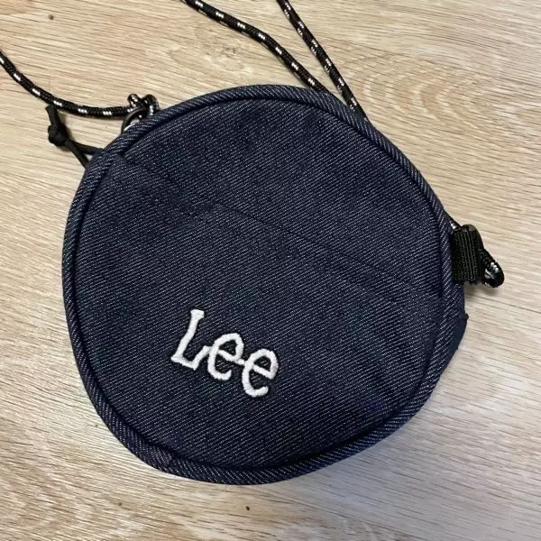 인디고 색감이 아주 잘 빠졌고, 지퍼도 부드럽게 잘 움직여요 끈도 유동적으로 조절할 