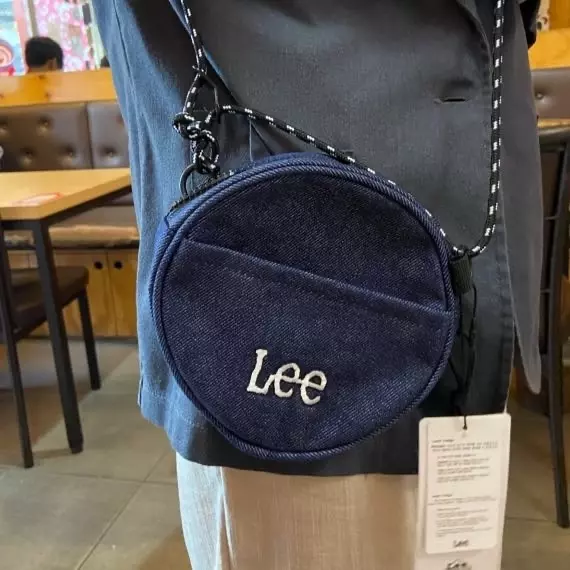 인디고 색감이 아주 잘 빠졌고, 지퍼도 부드럽게 잘 움직여요 끈도 유동적으로 조절할 