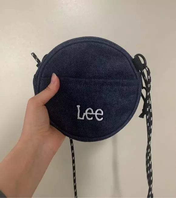 인디고 색감이 아주 잘 빠졌고, 지퍼도 부드럽게 잘 움직여요 끈도 유동적으로 조절할 