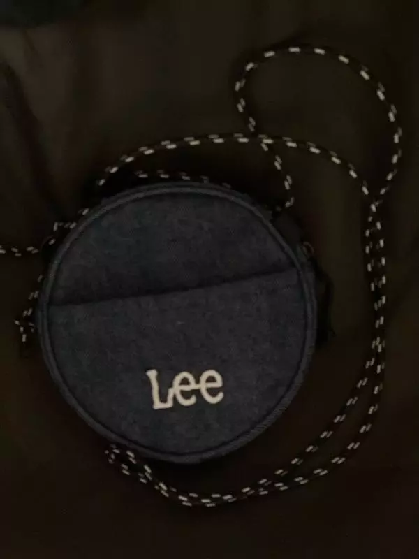 인디고 색감이 아주 잘 빠졌고, 지퍼도 부드럽게 잘 움직여요 끈도 유동적으로 조절할 