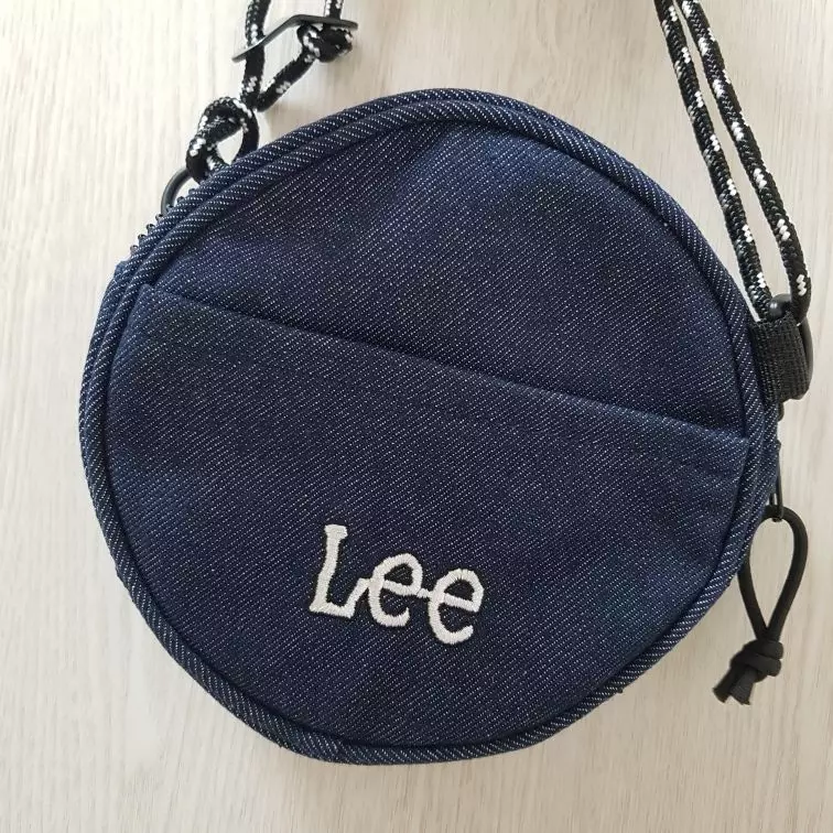 사진이랑 똑같아요 생각보다 좀 작기는 한데 들어갈 건 들어가요