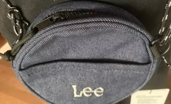 귀여워용 끈 포인트도 이쁘고 흔하지 않은 디자인에 색감도 사진과 똑같게 이쁩니다 다