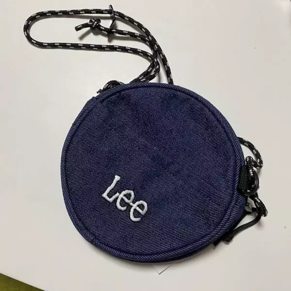 가방이 작아서 너무 귀여워요 많이 안들어가긴하지만 작게 넣어서라도 자주 들고싶은 가