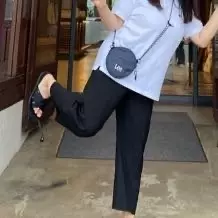 완전 예뻐요!!!   유니크한 데일리템크기가 좀 작은거 같은데 들어갈건 다 들어가요!