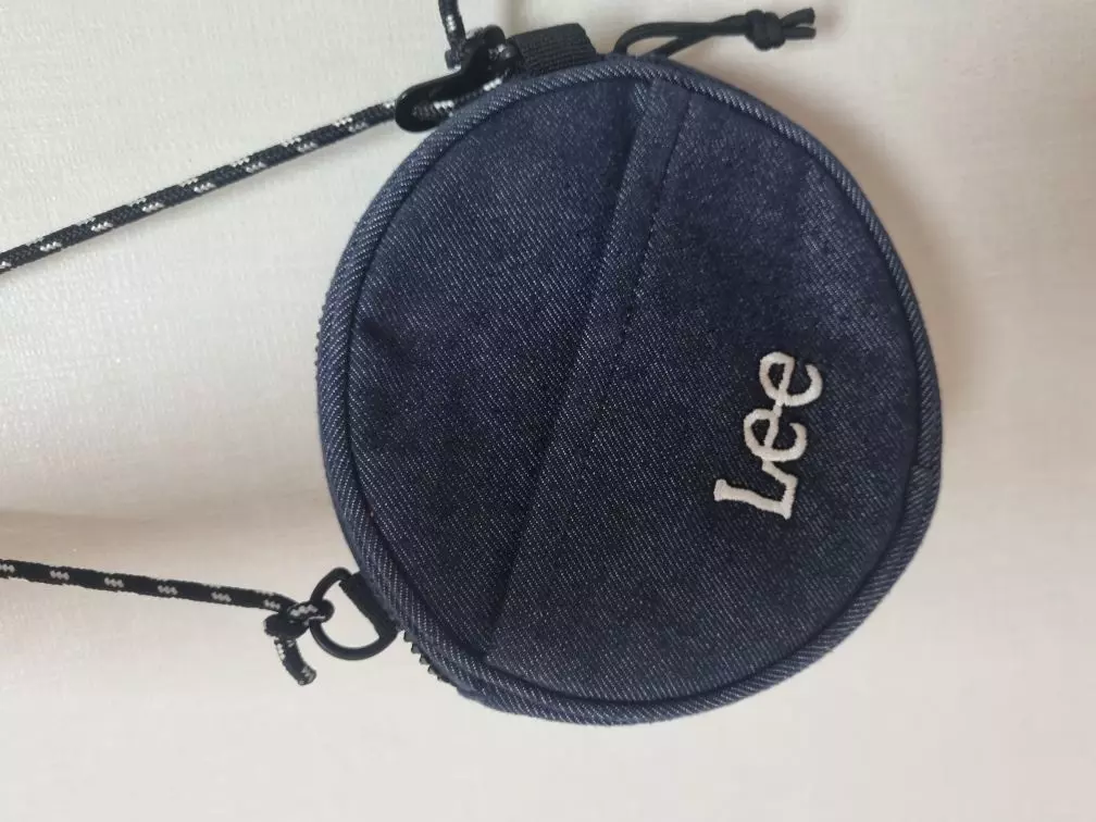 귀여워서 데일리로 잘 착용하고 있어요큰 핸드폰 사용하면 사이즈 잘 체크해서 구입하세