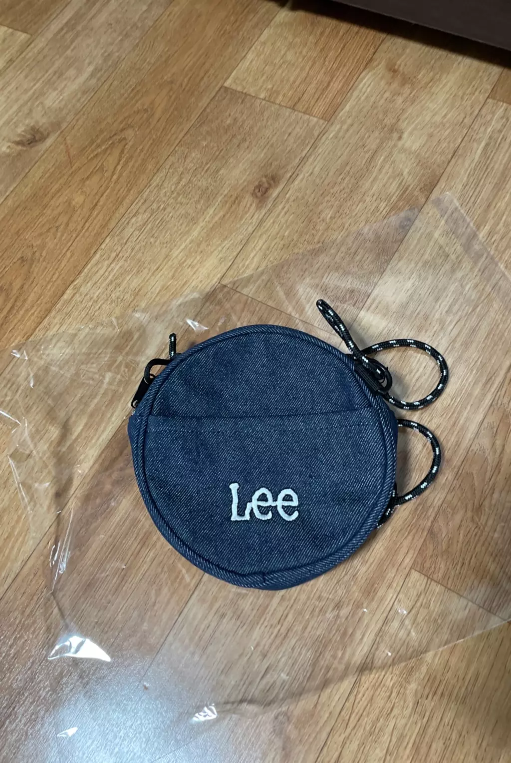 너무 귀여운 크기의 탬버린백이에요 디자인도 귀엽고 작은거 넣고 다니기 좋아요