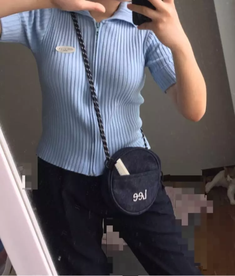 어느 옷이든 잘 어울리는 것 같아요. 수납공간도 넉넉하구요. 근데.. 줄이 자꾸 풀려서