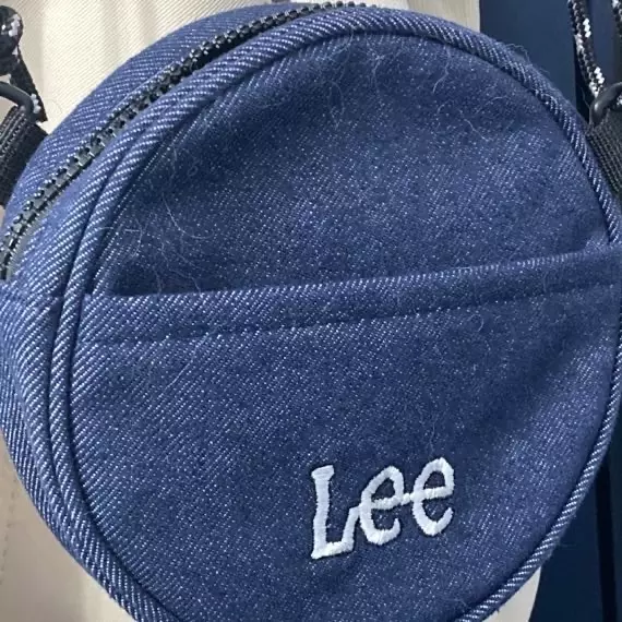 디자인도 귀엽고 편하게 매고 다닐 때 사용하면 좋은데 끝 부분이 혼자 잘 늘어나서 그