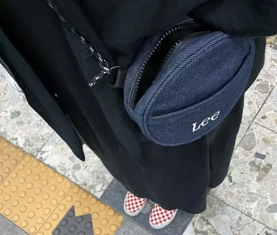 캐주얼하게 입었을때 맬 가방이 없어서 주문했는데 기대이상으로 이뻐요! 크기도 생각했